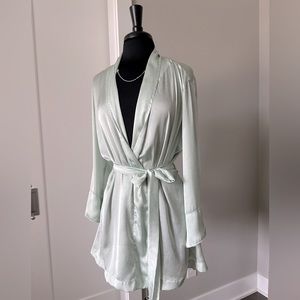 Intimo💫light green short robe with long sleeves size S/M Very good condition.